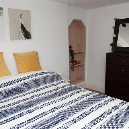 1 Bedroom In Clifton